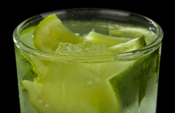 Jus de citron vert congelé sur noir — Photo