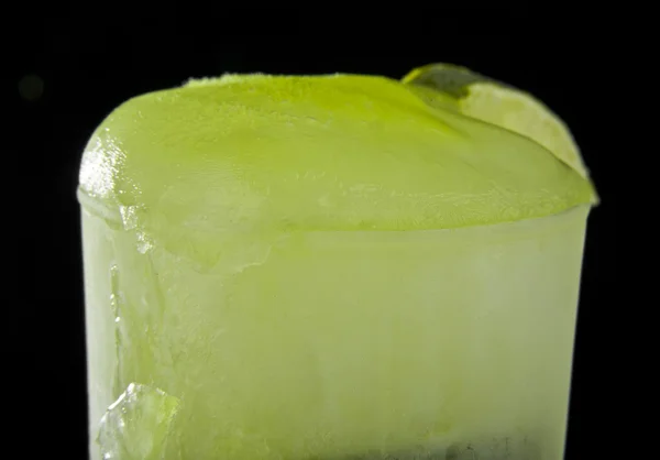 Jus de citron vert congelé sur noir — Photo