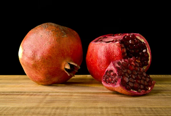 Saftiga Granatäpplen på bord — Stockfoto