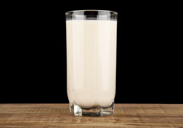 Glas mit Milch auf schwarz — Stockfoto