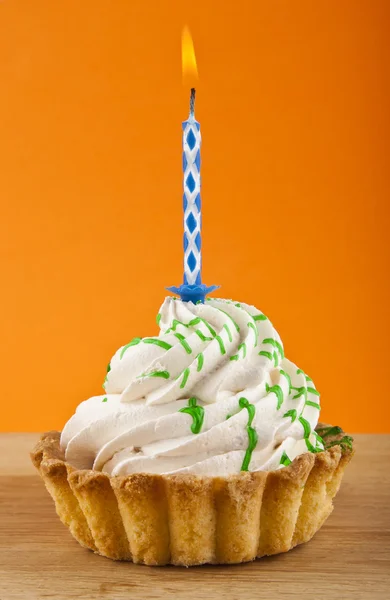 Torta con candela su arancia — Foto Stock