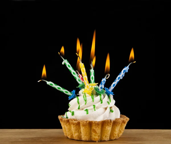 Bolo com velas em preto — Fotografia de Stock