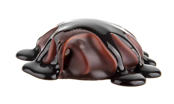 El malvavisco en el chocolate sobre blanco —  Fotos de Stock