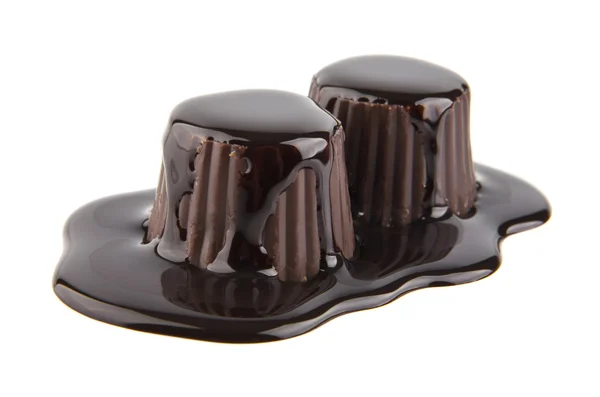 Sjokoladekonfekt på hvitt – stockfoto