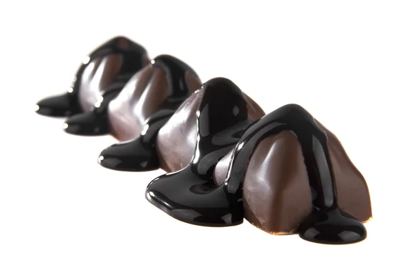 Chocolade snoepjes op wit — Stockfoto
