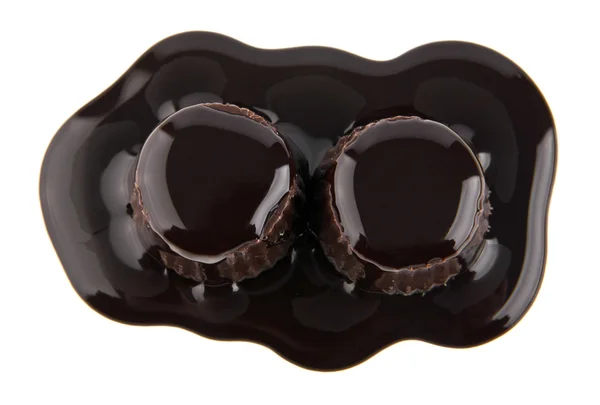Schokoladenbonbons auf Weiß — Stockfoto