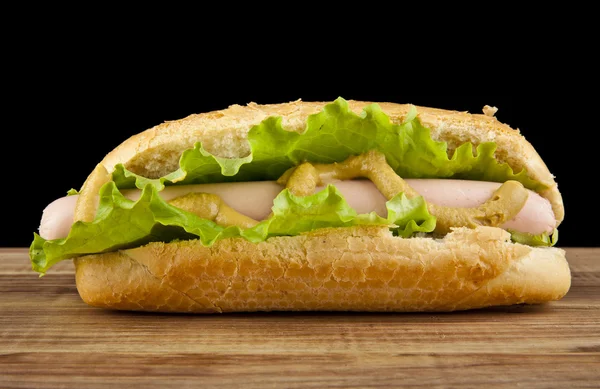 Hot Dog auf schwarz — Stockfoto