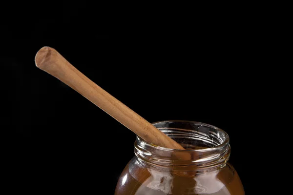 Honung i burken på svart — Stockfoto