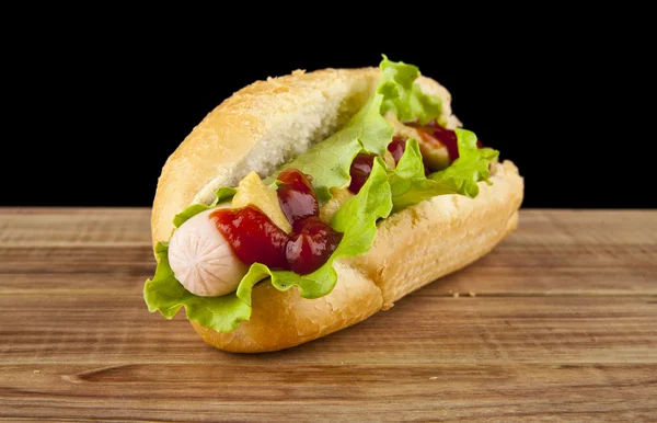 Hotdog op zwart — Stockfoto