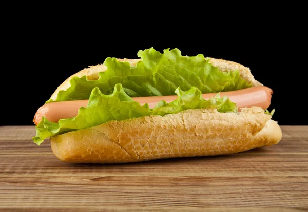 Hot Dog auf schwarz — Stockfoto
