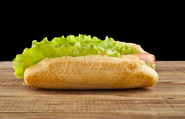 Hot Dog auf schwarz — Stockfoto