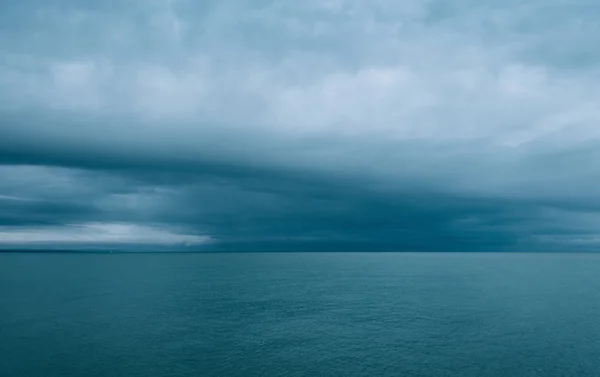Paisaje marino nublado y minimalista — Foto de Stock