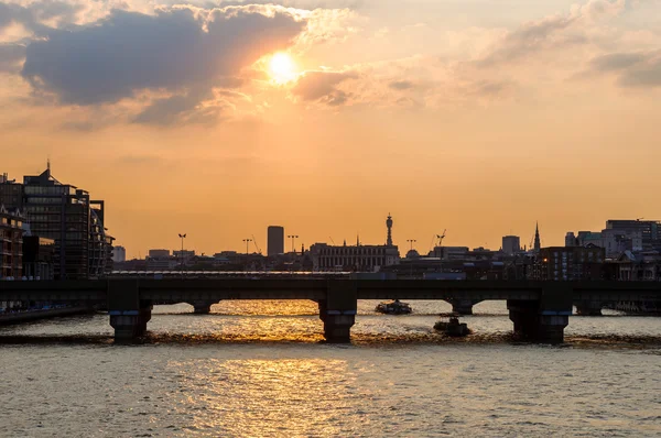 O rio Tâmisa em Londres — Fotografia de Stock