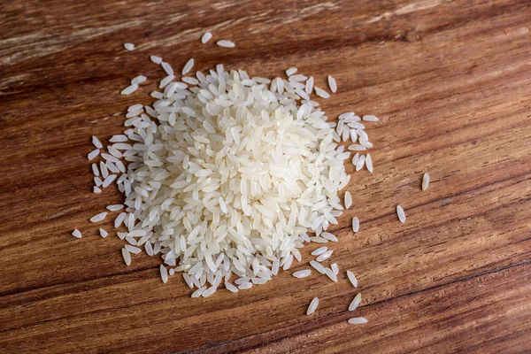 Рис на деревянном фоне — стоковое фото