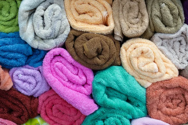 Bunt gerollte Handtücher — Stockfoto
