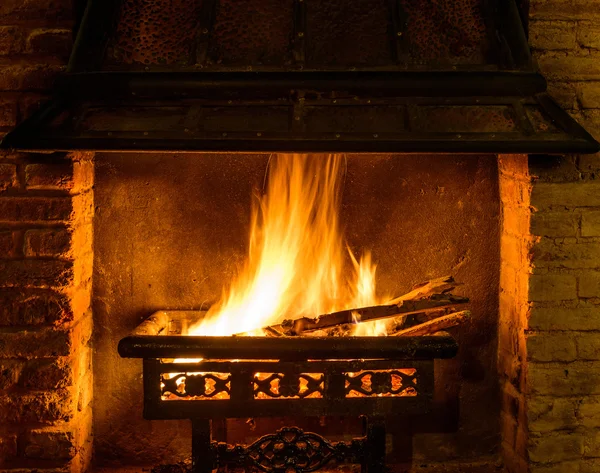 Un feu de bois dans une cheminée — Photo