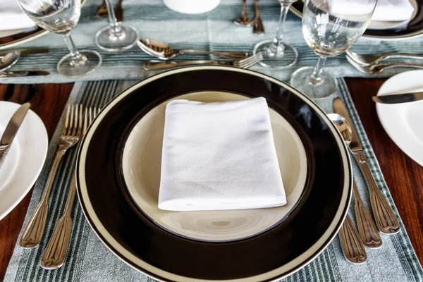 Ajuste limpio de la mesa de comedor delante de la placa — Foto de Stock