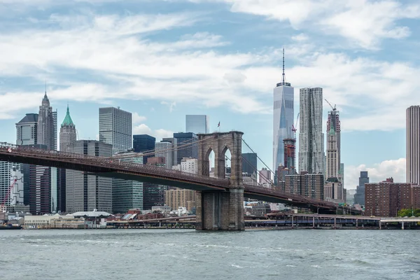 Le pont de Brooklyn et New York en arrière-plan — Photo
