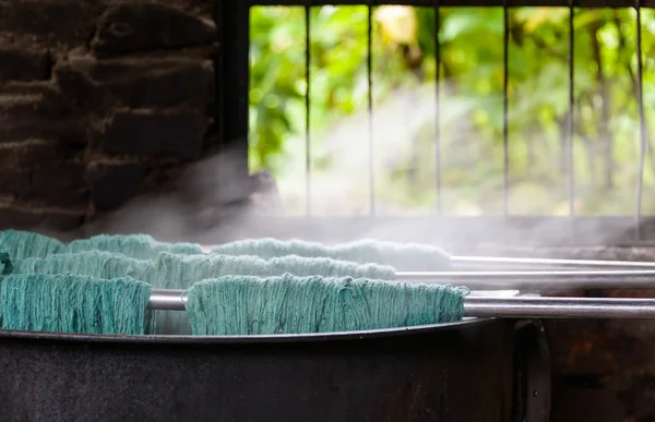 Traditional wool dyeing — Stock Photo, Image