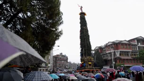 雨、ネパール、パタンのラト専務理事 Machhindranath 行列のチャリオット — ストック動画