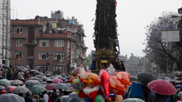 Wagen des Regens rato machhindranath Prozession in patan, nepal — Stockvideo