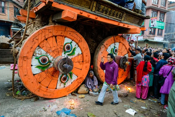 Carruagem de chuva Rato Machhindranath procissão em Patan, Nepal — Fotografia de Stock