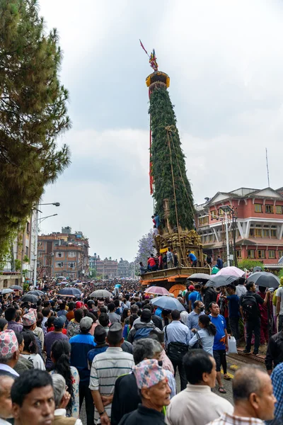 Chariot of rain Rato Machhindranath procession in Patan, Nepal — Stock Photo, Image