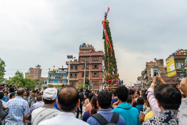 Carro de lluvia Procesión de Rato Machhindranath en Patan, Nepal — Foto de Stock