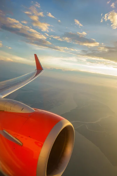 Utasszállító repülőgép, repülés közben a naplemente — Stock Fotó