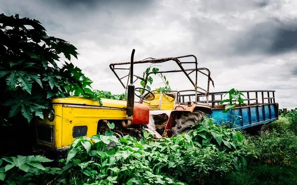 Övergiven traktor med släp — Stockfoto