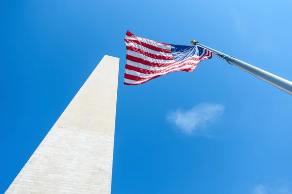 Памятник Вашингтону и флаг США — стоковое фото