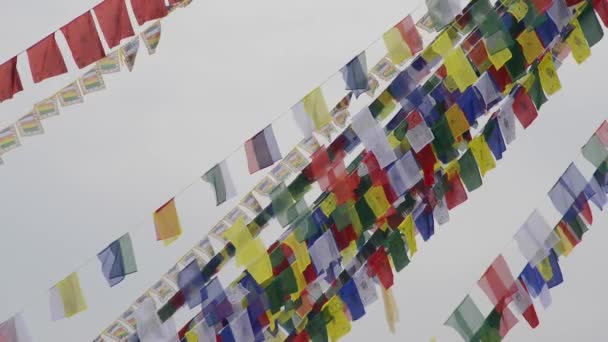 Banderas de oración en Nepal — Vídeo de stock