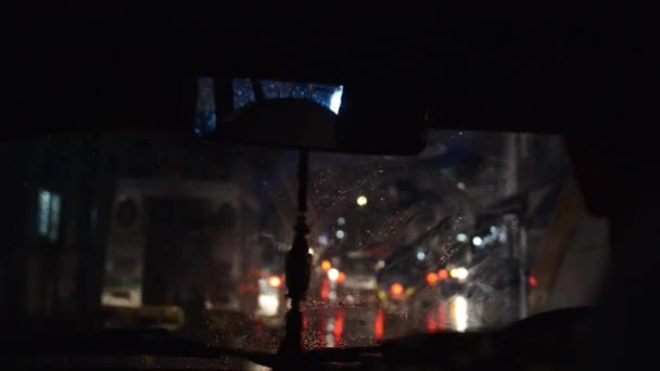 Jízda taxíkem v Káthmándú v noci — Stock video