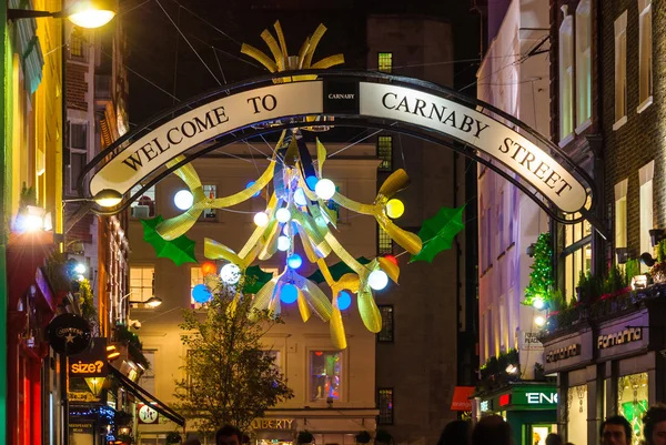 Рождественские украшения на Карнаби-стрит, Лондон — стоковое фото