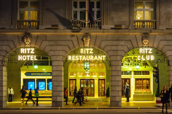 L'hotel Ritz di notte a Londra — Foto Stock