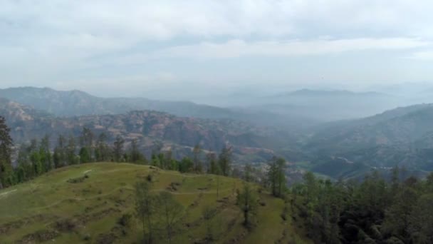 Vista aérea do distrito de Dhulikhel no vale de Kathmandu — Vídeo de Stock