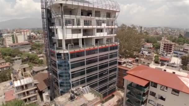 Kantoorgebouw in aanbouw in Kathmandu drone opnames — Stockvideo