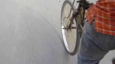 Adam eski bir bisiklet üzerinde Bisiklete binme