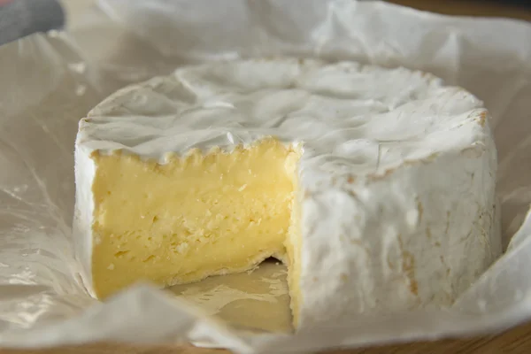 Camembert em uma placa de madeira — Fotografia de Stock