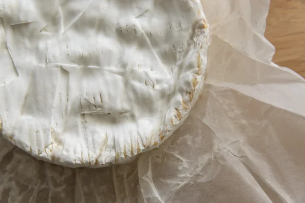 Camembert op een houten bord — Stockfoto