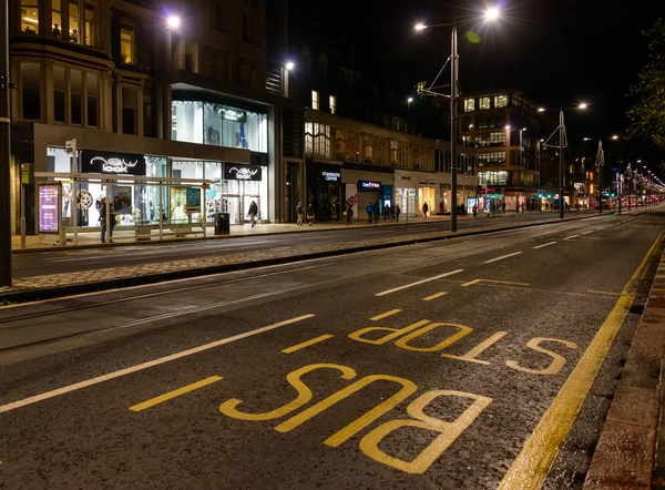 Princes Street di notte a Edimburgo, Scozia — Foto Stock