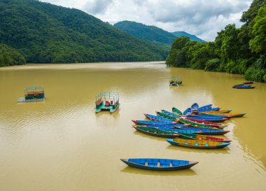 Küçük tekneler Pokhara gölde Phewa üzerinde
