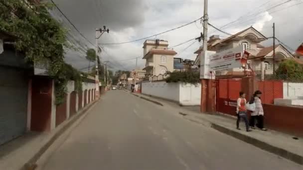 滑板车乘坐在帕坦，尼泊尔 — 图库视频影像