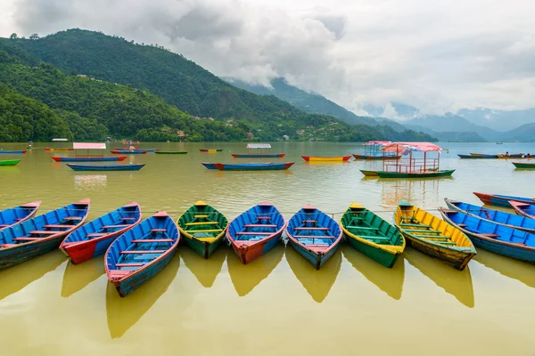 Small boats on Phewa Lake in Pokhara — Stock Photo, Image