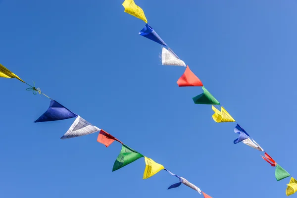 Bön flaggor på blå himmel — Stockfoto