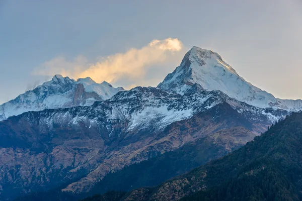 Os Annapurnas ao nascer do sol no Nepal — Fotografia de Stock