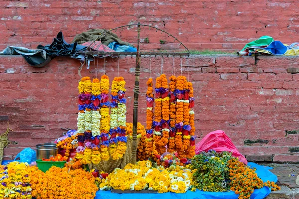 Marigold necklaces in Kathmandu — Stock Photo, Image