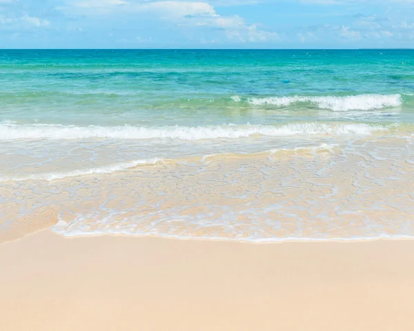 Heldere azuurblauwe zee en zandstrand — Stockfoto