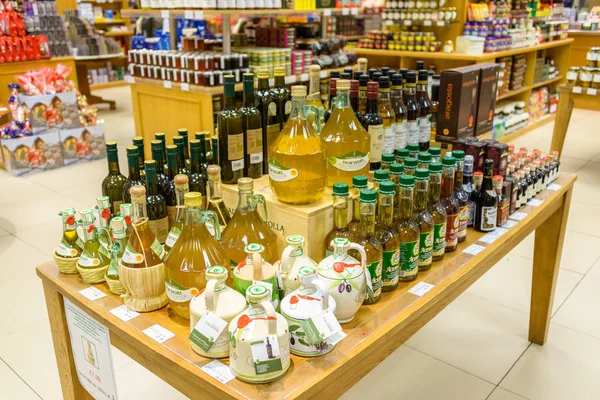 Bouteilles d'huile d'olive au grand magasin Jenners à Édimbourg, Écosse — Photo