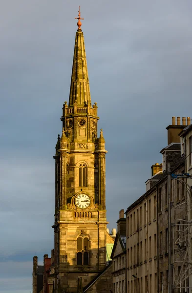 Torre do relógio Tron Kirk em Edimburgo, Escócia — Fotografia de Stock